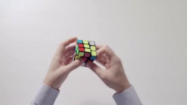 İşadamı çözme bulmaca eller. Bulmaca küp, puzzle oyunu, en çok satan oyuncak. Adamın elinde bir gömlek gülümsemek. Bölüm 02. Hız yukarıya.
