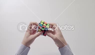 İşadamı çözme bulmaca eller. Bulmaca küp, puzzle oyunu, en çok satan oyuncak. Adamın elinde bir gömlek gülümsemek. Bölüm 01.