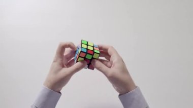 İşadamı çözme bulmaca eller. Bulmaca küp, puzzle oyunu, en çok satan oyuncak. Adamın elinde bir gömlek gülümsemek. Bölüm 03. Hız yukarıya. Komik sonu.