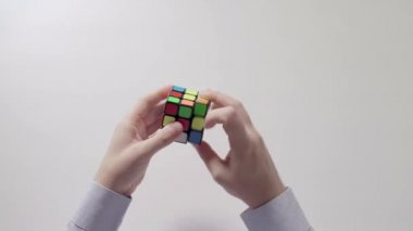 İşadamı çözme bulmaca eller. Bulmaca küp, puzzle oyunu, en çok satan oyuncak. Adamın elinde bir gömlek gülümsemek. Bölüm 05. Geri dönüştürülmüş video.