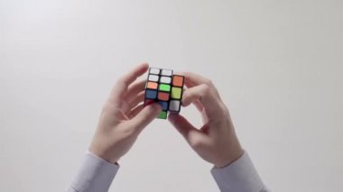İşadamı çözme bulmaca eller. Bulmaca küp, puzzle oyunu, en çok satan oyuncak. Adamın elinde bir gömlek gülümsemek. Bölüm 02. Hız yukarıya.