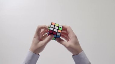 İşadamı çözme bulmaca eller. Bulmaca küp, puzzle oyunu, en çok satan oyuncak. Adamın elinde bir gömlek gülümsemek. Bölüm 01.