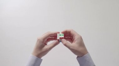 İşadamı çözme bulmaca oyuncak eller. Bulmaca küp, puzzle oyunu, en çok satan oyuncak. Adamın elinde bir gömlek gülümsemek. Bölüm 03. Geri dönüştürülmüş video.