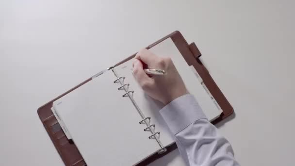 Mens Bereidt Zich Voor Het Schrijven Van Notities Spiraal Notebook — Stockvideo