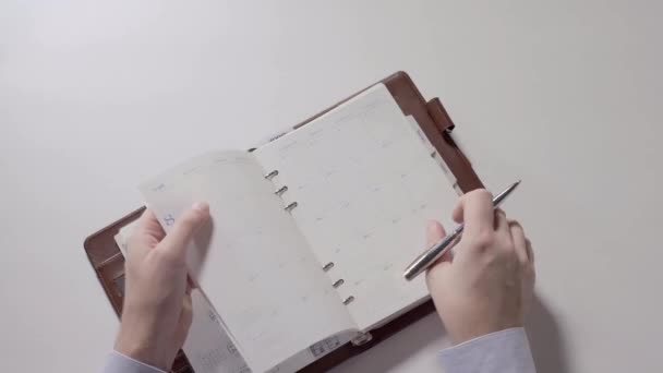 Man Draait Pen Buurt Van Spiraal Notebook Iemands Handen Een — Stockvideo