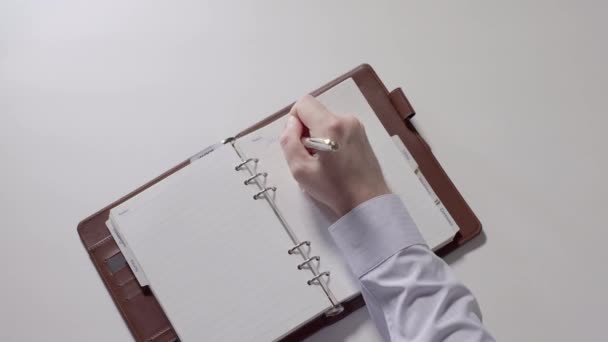 Hombre Está Escribiendo Notas Cuaderno Espiral Mano Del Hombre Primer — Vídeo de stock