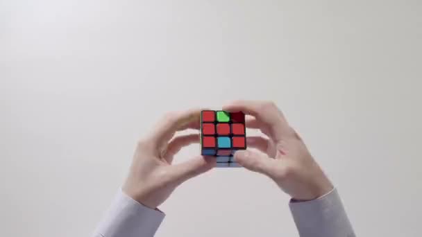 Les Mains Homme Affaires Résoudre Puzzle Puzzle Cube Jeu Puzzle — Video