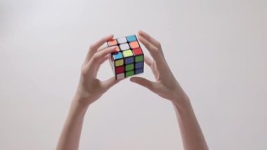 Çocuğun elinde Rubik küpü çözme bulmaca. Bulmaca küp, puzzle oyunu, en çok satan oyuncak. Çocuğun closeup eller. Bölüm 01.