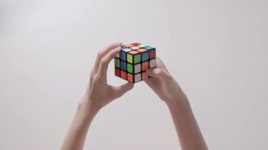 Çocuğun elinde Rubik küpü çözme bulmaca. Bulmaca küp, puzzle oyunu, en çok satan oyuncak. Çocuğun closeup eller. Bölüm 02. Hız yukarıya.