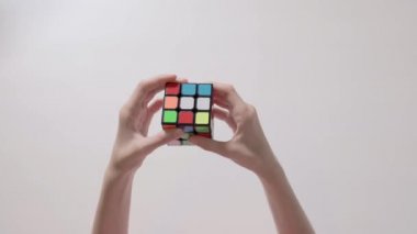 Çocuğun elinde Rubik küpü çözme bulmaca. Bulmaca küp, puzzle oyunu, en çok satan oyuncak. Çocuğun closeup eller. Bölüm 02. Hız yukarıya.