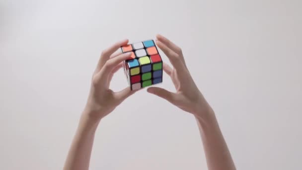 Barnets Händer Lösa Rubiks Kub Pussel Pussel Kub Pusselspel Bäst — Stockvideo