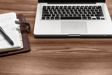 Office Masaüstü. Masanın üzerinde bir dizüstü bilgisayar, bir defter ile notlar ve tükenmez kalem olduğunu.