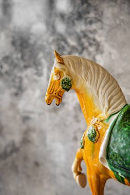 Ev iç dekor. Gri duvar arka plan üzerinde seramik at.