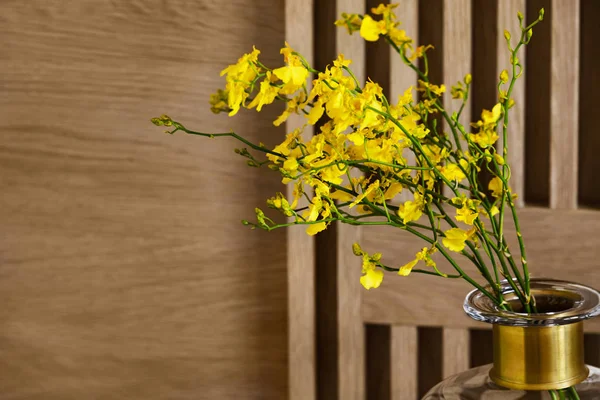 Wohnkultur Strauß Gelber Blumen Einer Vase Auf Einem Hölzernen Wandhintergrund — Stockfoto