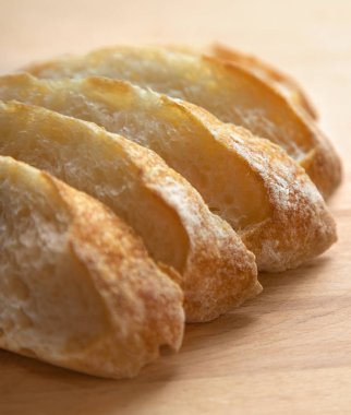 Ahşap bir masa üzerinde taze pişmiş dilimlenmiş ekmek. Portre.