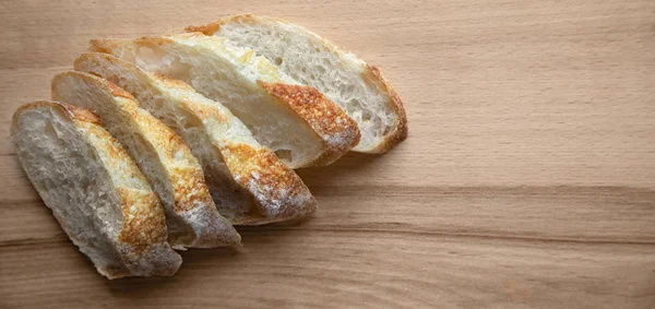 Pão Fatiado Recém Assado Uma Mesa Madeira — Fotografia de Stock