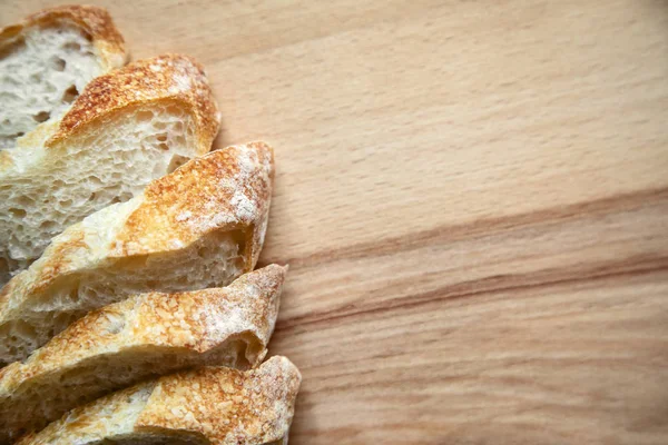 Ahşap bir masa üzerinde taze pişmiş dilimlenmiş ekmek. Portre.