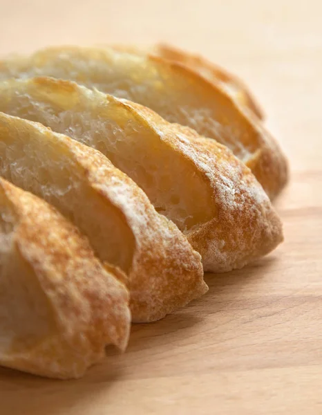 Pane Fette Appena Sfornato Tavolo Legno Primo Piano — Foto Stock