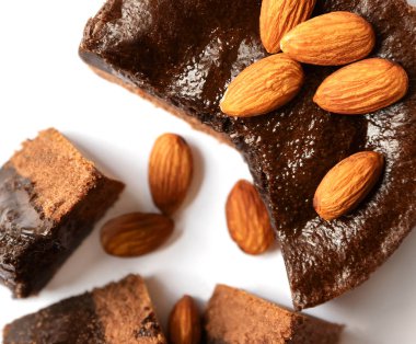 Beyaz bir arka plan üzerinde Bademli çikolatalı kek.