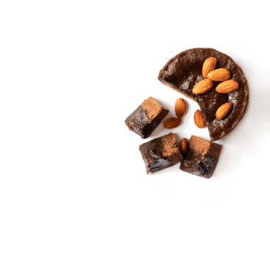 Beyaz bir arka plan üzerinde Bademli çikolatalı kek.