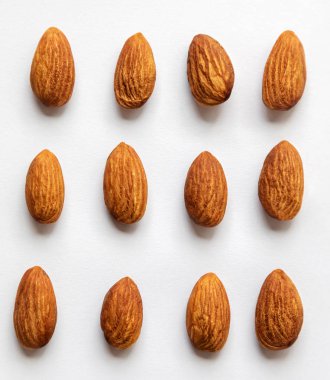 Beyaz zemin üzerine badem. Üstten görünüm.