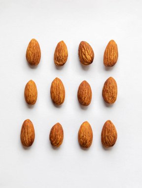 Beyaz zemin üzerine badem. Üstten görünüm.