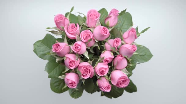 女性の手は テーブルからのピンクのバラの花束を拾います — ストック動画