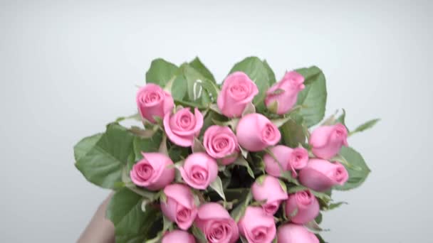 Жіночі Руки Знаходять Столі Букет Рожевих Троянд — стокове відео