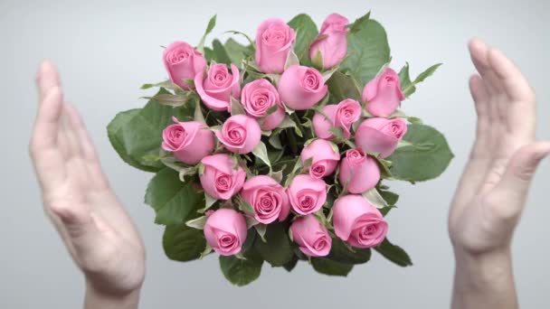 妇女的手找到了一束粉红色的玫瑰在桌子上 — 图库视频影像