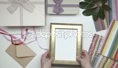 Fotoğraf çerçevesi hediye olarak kaydırma. Dekor seçin. Bir kutu giftin kaydırma. Hız yukarıya. 21.