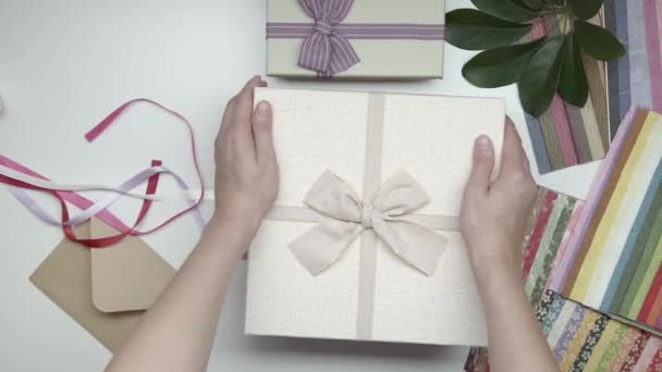Verpackung Geschenk Einer Schachtel Mit Postkarte Beschleunigen — Stockvideo