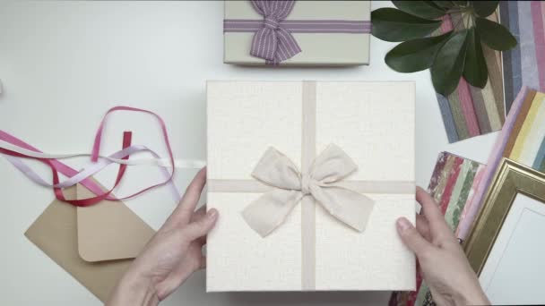 Verpackung Fotorahmen Als Geschenk Eine Schachtel Geben Teil — Stockvideo