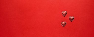 Kalpler kırmızı zemin üzerine ışıltı. Sevgililer günü arka plan.