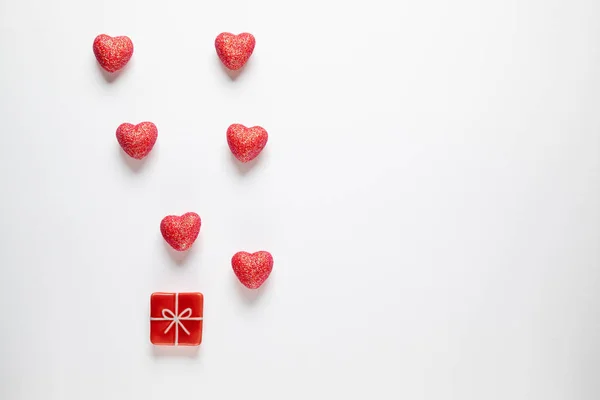 Искорка Сердца Игрушки Присутствуют Белом Фоне День Святого Валентина Фон — стоковое фото