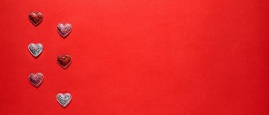 Kalpler kırmızı zemin üzerine ışıltı. Sevgililer günü arka plan.