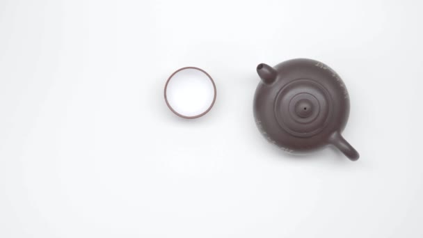 女性的手在中国杯子里倒茶 从水壶在白色的背景 第23部分 — 图库视频影像