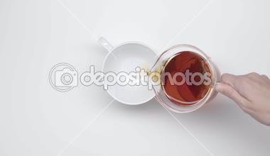 Eller bir çay cam çaydanlık çay poşeti ile gelen Çin bardak beyaz zemin üzerine dökün. Çay töreni. Bölüm 27.
