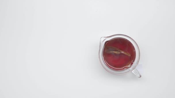 Ženské Ruce Vložit Prázdný Čínský Pohár Poblíž Skleněná Konvice Tea — Stock video