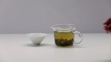 Eller Çin cam çaydanlık bardaktan bir çay dökün. Çay töreni. Bölüm 47.