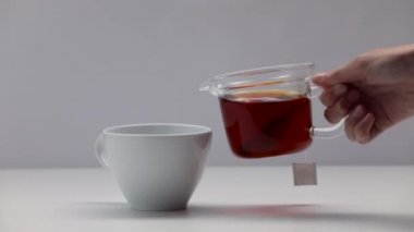 Eller Çin çay poşeti ısıtıcısı cam bardaktan bir çay dökün. Çay töreni. Bölüm 51.