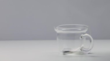 Cam çaydanlık çay poşeti ile sıcak su dökme. Çay töreni. Bölüm 56.