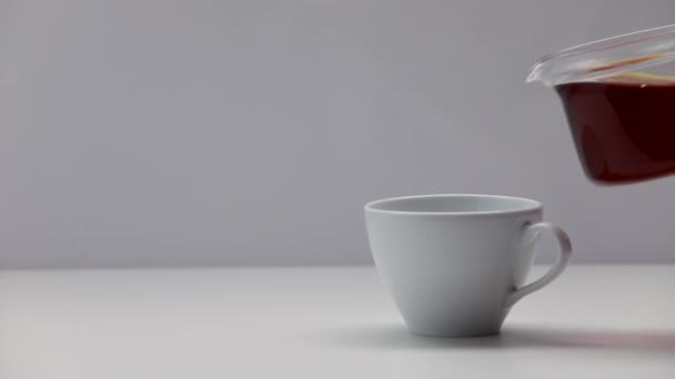 Frauenhände Gießen Einen Tee Aus Einem Wasserkocher Eine Chinesische Tasse — Stockvideo