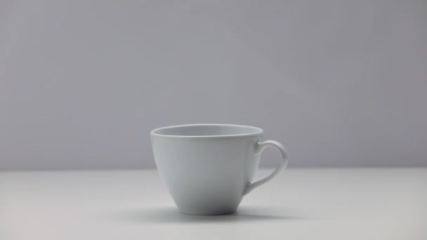 Frauenhände Gießen Einen Tee Aus Einem Wasserkocher Eine Chinesische Tasse — Stockvideo