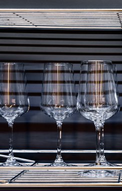 Brendi bardakları ve şarap kadehleri.