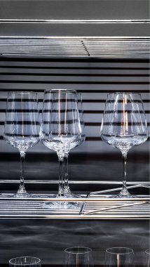 Brendi bardakları ve şarap kadehleri.