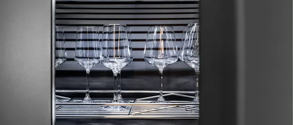 Copas de brandy y anteojos de vino . — Foto de Stock
