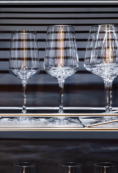 Brendi bardakları ve şarap kadehleri.