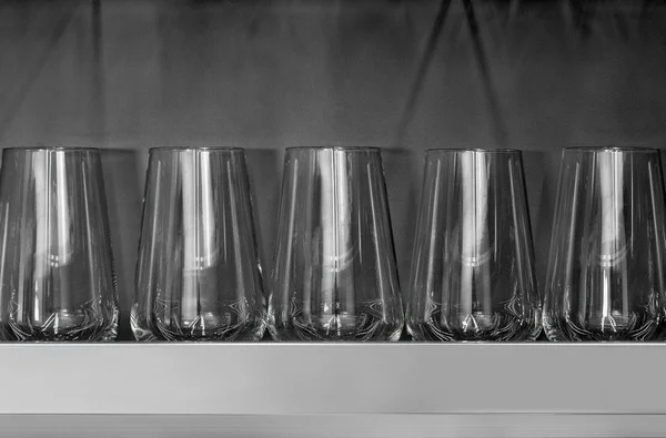 Vinné sklenice na šedém pozadí. — Stock fotografie