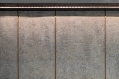 Hafif şeritli ahşap panel.