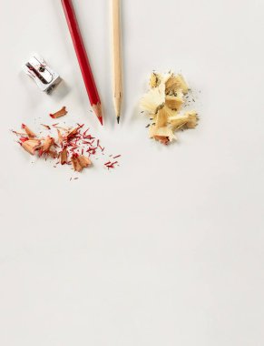 Kırmızı ve basit kalemler..